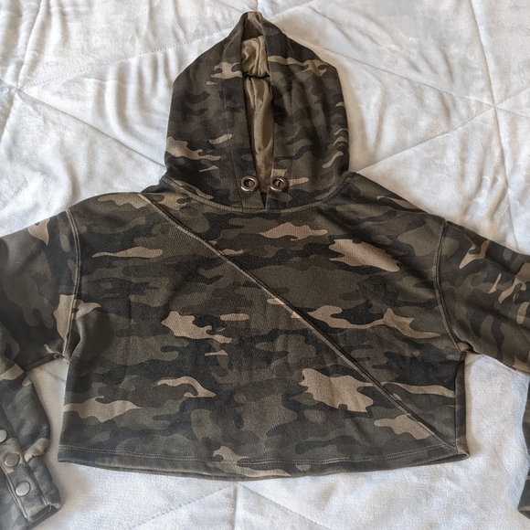 Camo Cropped Hoodie - Picture 2 of 7